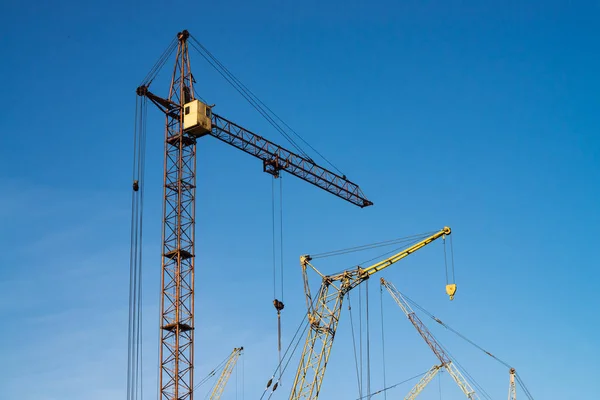 Grandi Gru Torre Contro Cielo Blu Immagine Sfondo Attrezzature Costruzione — Foto Stock