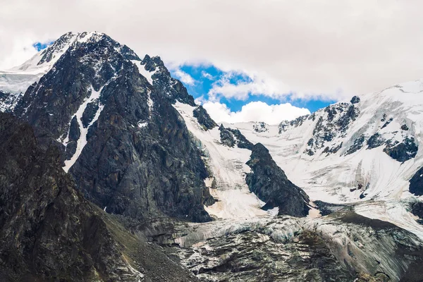 Incroyable Énorme Sommet Glacier Chaîne Montagnes Enneigée Dans Ciel Bleu — Photo