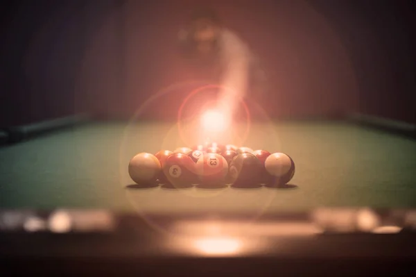 Amerikan Bilardo Poule Bilardo Oynayan Bir Adamın Fotoğrafı Bilardo Topları — Stok fotoğraf