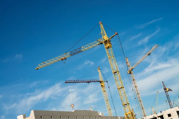 Grandi Gru Torre Sopra Edifici Costruzione Contro Cielo Blu Immagine — Foto Stock