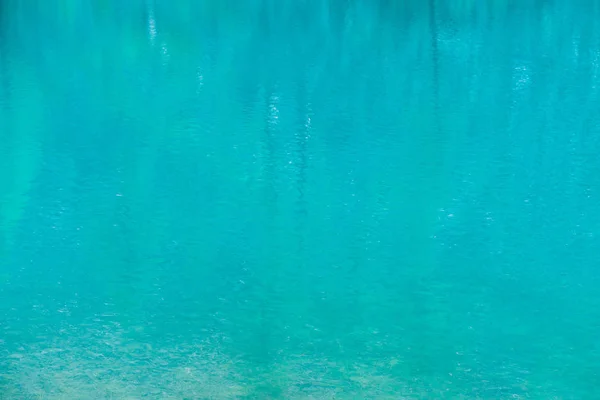 Lesklá Textura Azurového Povrchu Horského Jezera Pozadí Odrazem Zelených Hor — Stock fotografie