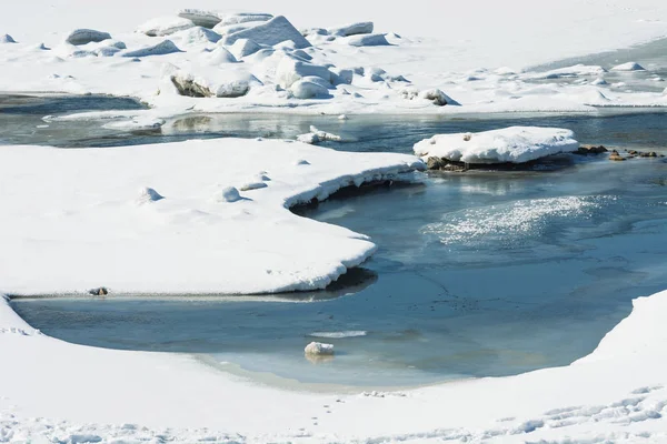 Bellissimo Paesaggio Innevato Con Fiume Coperto Ghiaccio Fiume Congelato Durante — Foto Stock