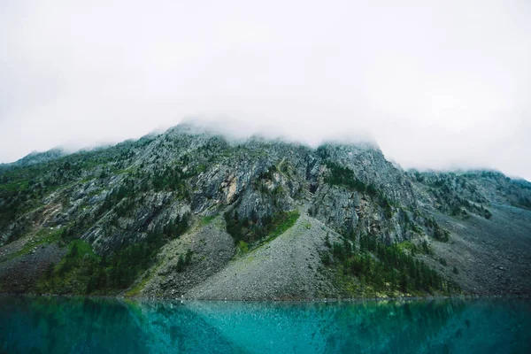 Nube Gigante Sobre Ladera Rocosa Montaña Con Árboles Niebla Increíble — Foto de Stock