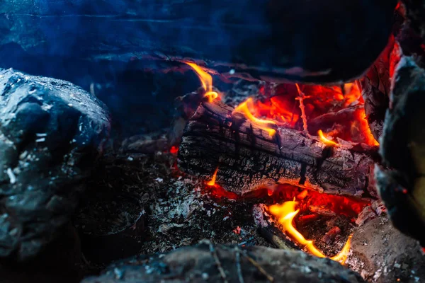Smoldered Logs Verbrand Levendig Vuur Atmosferische Achtergrond Met Oranje Vlam — Stockfoto