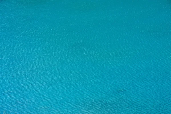 Niesamowite Teksturowane Tło Spokoju Azure Czystej Powierzchni Wody Słońce Górskim — Zdjęcie stockowe