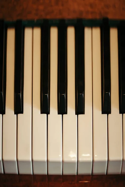 Stare Klucze Fortepianowe Przetwórstwie Artystycznym Instrument Muzyczny Widok Góry — Zdjęcie stockowe