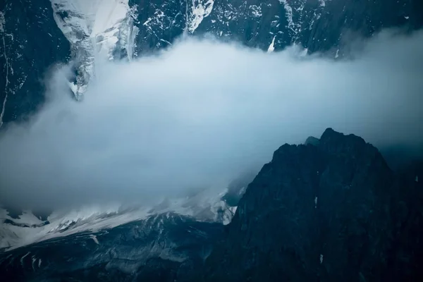 Nuvola Bassa Davanti Ghiacciaio Enorme Gigante Parete Rocciosa Innevata Una — Foto Stock