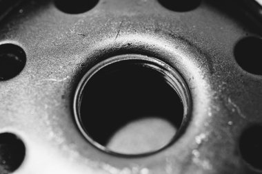 Yağ filtresinin tek renkli arka plan görüntüsü kapatın. Gri tonlamada makro fotoğrafçılıkta otomatik bölümden resim.