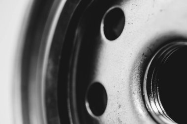 Yağ filtresinin tek renkli arka plan görüntüsü kapatın. Gri tonlamada makro fotoğrafçılıkta otomatik bölümden resim.