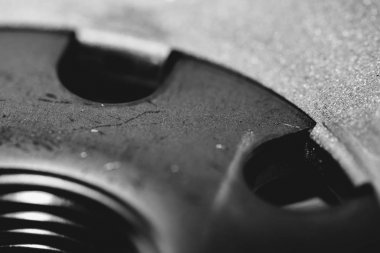 Yağ filtresinin tek renkli arka plan görüntüsü kapatın. Gri tonlamada makro fotoğrafçılıkta otomatik bölümden resim.