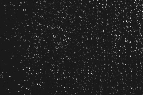 脏窗户玻璃与雨滴 大气单色暗背景与雨滴 水滴和污渍特写 宏中具有复制空间的详细透明纹理 夜间阴雨天气 — 图库照片