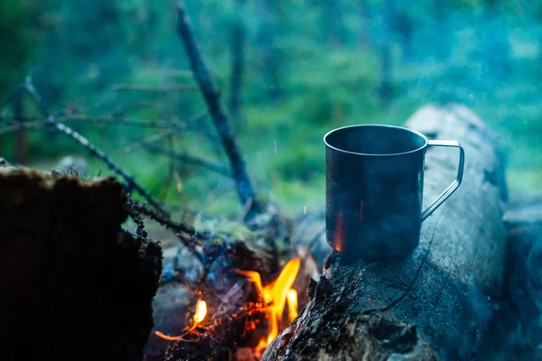 Chá Caneca Metálica Esquenta Pedra Fogueira Bebida Quente Natureza Chá — Fotografia de Stock