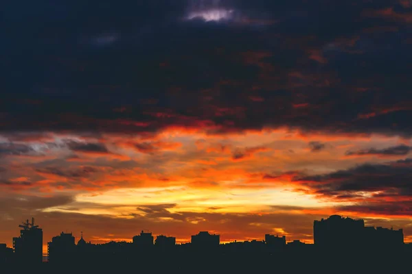 Cityscape Nádhernou Svěží Ohnivou Ranní Rozedněním Úžasné Dramatické Pestrobarevné Oblačné — Stock fotografie