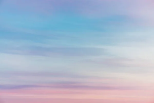 Cielo Atardecer Con Nubes Luz Rosa Violeta Gradiente Cielo Azul — Foto de Stock