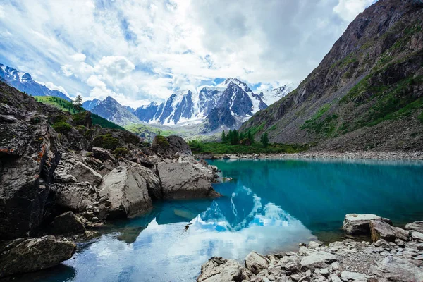 Lago Montaña Está Rodeado Grandes Piedras Rocas Frente Gigantesco Hermoso — Foto de Stock