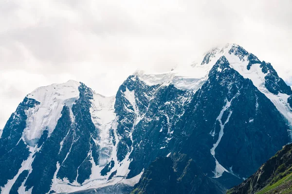 Incroyable Énorme Sommet Glacier Chaîne Montagnes Enneigée Dans Ciel Couvert — Photo