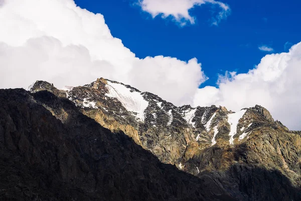 Neige Sur Une Crête Rocheuse Géante Sous Ciel Nuageux Bleu — Photo