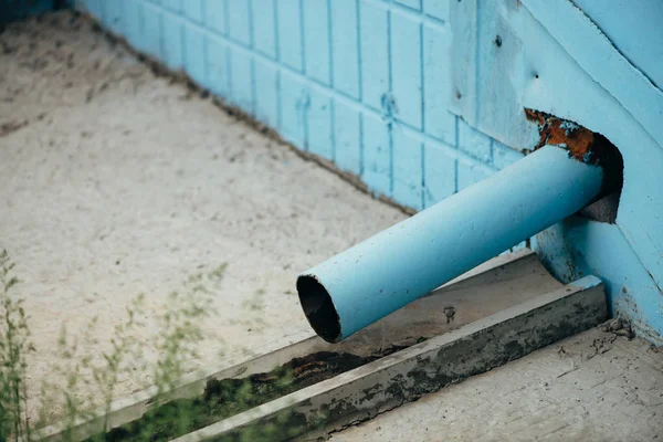Tubo Drenagem Azul Parede Ciano Edifício Casa Perto Com Espaço — Fotografia de Stock