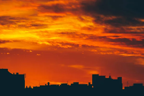 Stadtbild Mit Lebendiger Feuriger Morgendämmerung Erstaunliche Warme Dramatische Wolkenverhangene Himmel — Stockfoto