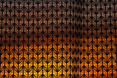 Desenli perde ile pencereden Harika canlı şafak. Tül doku siluetleri arkasında Inanılmaz sıcak gökyüzü. Turuncu güneş ışığı. Rahatlık gün doğumu ile renkli arka plan dokulu. Kopyalama alanı.