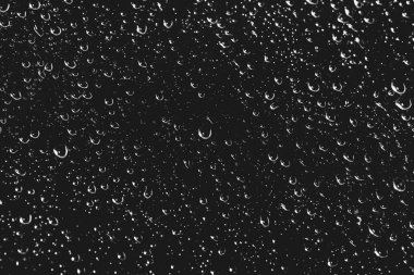 Yağmur damlalarıyla kirli pencere camı. Yağmur damlaları ile atmosferik tek renkli koyu arka plan. Damlacıklar ve lekeler kapanır. Kopyalama alanı ile makroda ayrıntılı saydam doku. Gece yağmurlu hava.