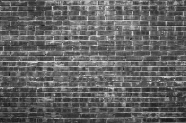 Farklı gölgeli siyah tuğladan yapılmış eski gerçekçi tuğla duvar. Yanık pürüzsüz tuğla.