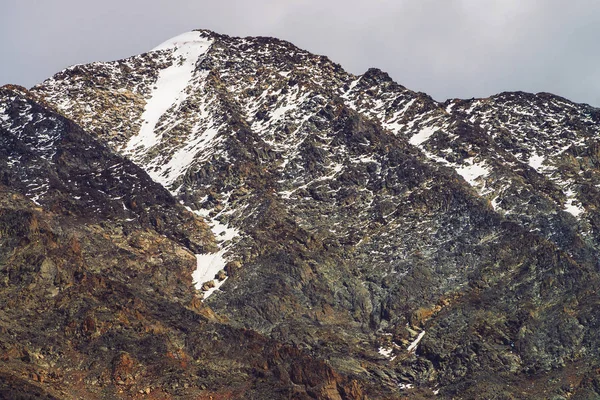 Schneebedeckter Berggipfel Bewölkten Himmel Felsgrat Unter Wolken Bewölktes Wetter Bergland — Stockfoto