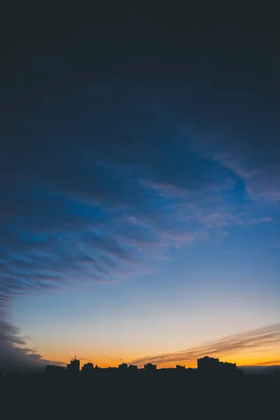 Cityscape Wspaniałym Różnokolorowoe Żywy Świt Niesamowite Dramatyczne Błękitne Niebo Chmura — Zdjęcie stockowe
