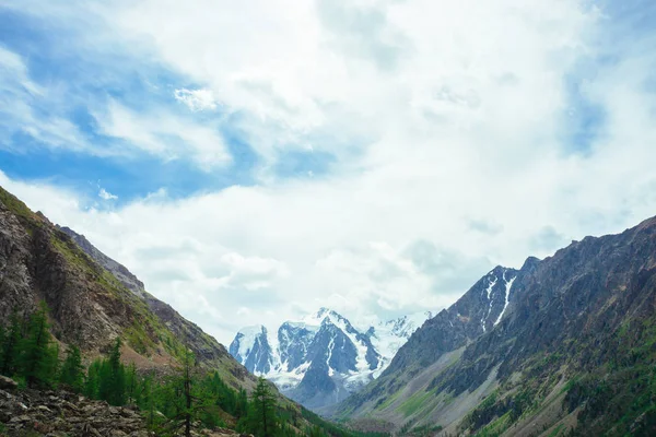 Blick Auf Den Wunderschönen Gletscher Hinter Riesigen Bergen Schneebedecktes Gebirge — Stockfoto