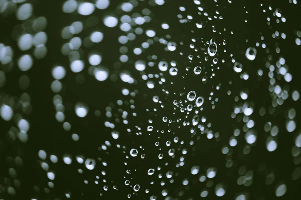 Vuile Venster Glas Met Druppels Regen Atmosferische Groene Achtergrond Met — Stockfoto