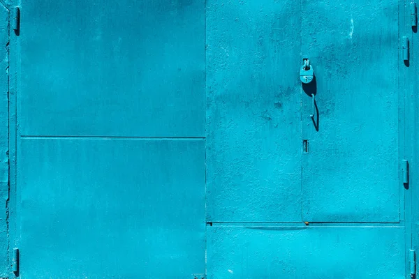 Zamknięta Niedoskonała Niebieska Brama Garażowa Zamknięciem Kłódki Faktura Zamkniętych Żelaznych — Zdjęcie stockowe