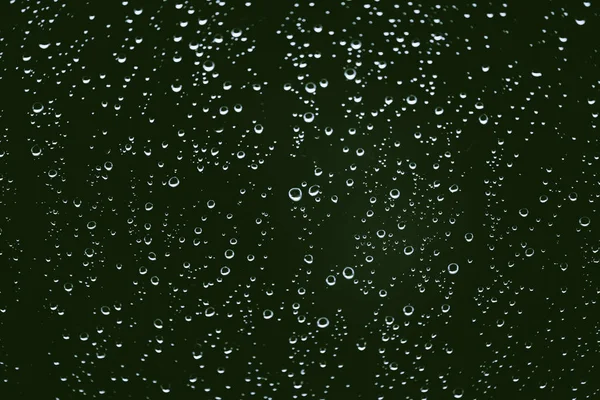 脏窗户玻璃与雨滴 大气绿色背景与雨滴 水滴和污渍特写 宏中具有复制空间的详细透明纹理 — 图库照片