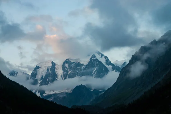 Lage Wolk Voor Enorme Gletsjer Gigantische Besneeuwde Rocky Mountains Onder — Stockfoto