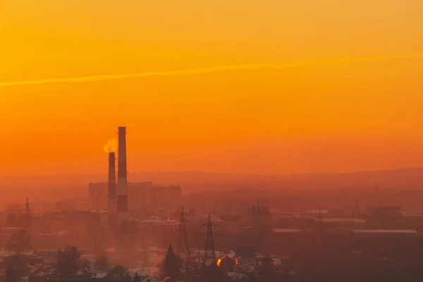 Smog Tussen Silhouetten Van Gebouwen Zonsopgang Smokestack Dawn Sky Milieuvervuiling — Stockfoto