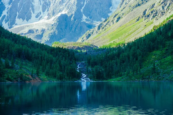 Incredibile Torrente Dal Ghiacciaio Sfocia Nel Lago Ombra Montagne Sulla — Foto Stock
