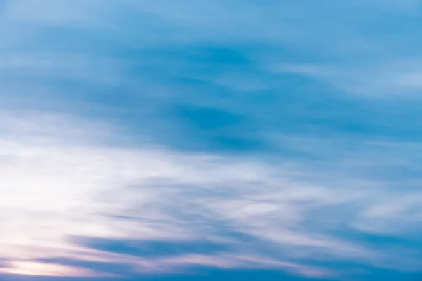 Céu Por Sol Com Nuvens Claras Cor Rosa Lilás Colorido — Fotografia de Stock