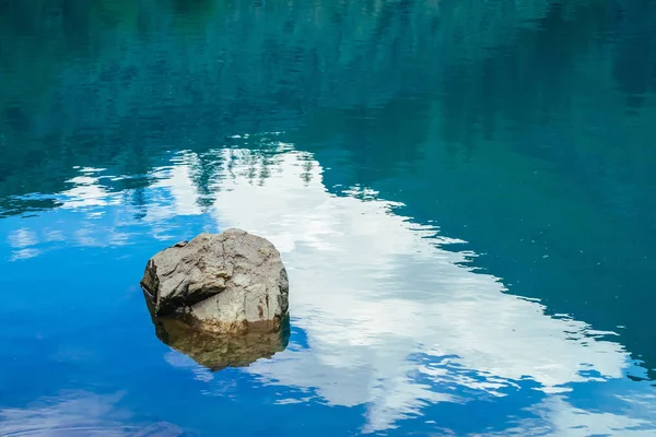 Increíble Fondo Texturizado Superficie Agua Limpia Azul Calma Con Piedra — Foto de Stock