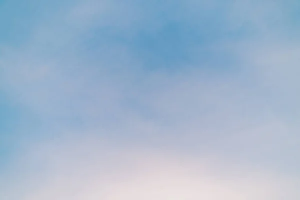 Cielo Despejado Día Azul Con Nubes Claras Gradiente Liso Azul — Foto de Stock