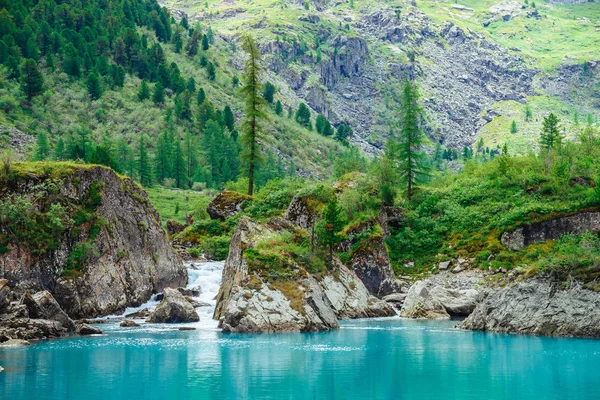 Torrente Montagna Sfocia Nel Lago Azzurro Flusso Veloce Ruscello Superficie — Foto Stock