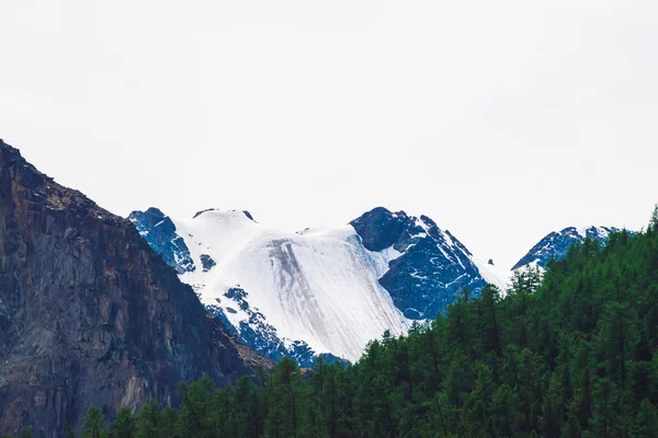 Gigantische Besneeuwde Bergtop Onder Bewolkte Hemel Close Rotsachtige Heuvelrug Bewolkt — Stockfoto