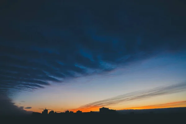 Városkép Csodálatos Varicolored Élénk Hajnal Csodálatos Drámai Kék Felhő Égbolt — Stock Fotó
