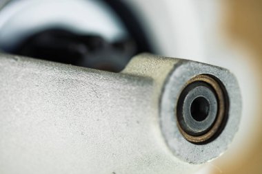 Rotor yakın çekim ile otomobil parçaları arka plan görüntüsü. Metal kısmında büyük siyah pinyon. Dişli parçaları içinde.