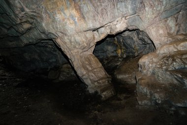 Güzel bir mağara. Karanlık zindandan manzara. Mağaranın dokulu duvarları. Yeraltının arka plan görüntüsü. Mağara nın içindeki nem.