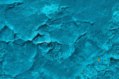 Kusurlu beton yüzey. Çatlamış mavi boya yakın çekim. Makrodaki dokuya zarar verir. Grungy alçı. Eski sıva dokulu arka plan. Kaba soluk düzensiz eskiduvar. Eski boyanın soyulması. Boyanın çırpMa