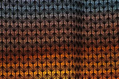 Desenli perde ile pencereden Harika canlı şafak. Tül doku siluetleri arkasında Inanılmaz sıcak gökyüzü. Turuncu güneş ışığı. Rahatlık gün doğumu ile renkli arka plan dokulu. Kopyalama alanı.