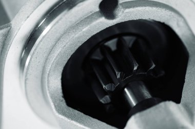 Rotor yakın çekim ile otomobil parçaları arka plan görüntüsü. Metal kısmında büyük siyah pinyon. Dişli parçaları içinde.