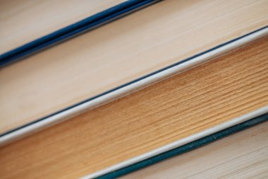 Vintage kitaplar yakın çekim. Okul kütüphanesinde kullanılan eski edebiyat yığını. Eski kaotik okuma maddesi arka plan. Tozlu kopya alanı ile çapraz kitap soluk. Eski kitap mağazası.