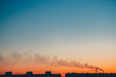 Harika varirenkli canlı şafak ile Cityscape. Şehir binalarının koyu siluetleri üzerinde turuncu güneşli ışık ile Amazing mavi gökyüzü. Sıcak gün doğumu atmosferik arka plan. Kopyalama alanı.