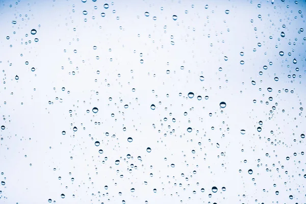 Vuile Venster Glas Met Druppels Regen Sfeervolle Blauwe Licht Achtergrond — Stockfoto