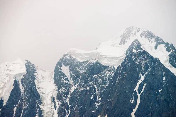 Fantastisk Stor Glaciär Topp Snöig Bergskedjan Mulen Himmel Underbar Jätte — Stockfoto